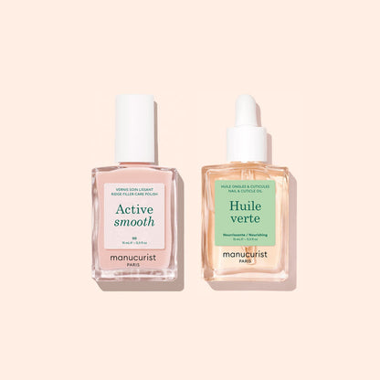 Two square glass bottles from manucurist’s Basic Routine - Ridged Nails set, each with a white cap, labeled Active Smooth (containing pink liquid) and Huile Verte (with yellow liquid), stand side by side on a pale peach background. Specially designed for nail care, these products are ideal for nourishing and smoothing ridged nails and can also be used as cuticle oil to keep nails healthy.
