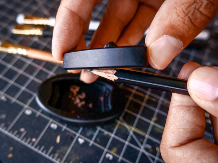 A person holding a Blackwing Høvel.