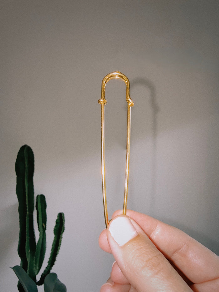 GOLD BLANKET PIN