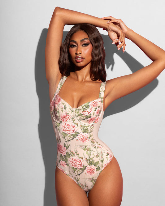 Model posing in Lifty - Contour Thorny Rose/Oat front view