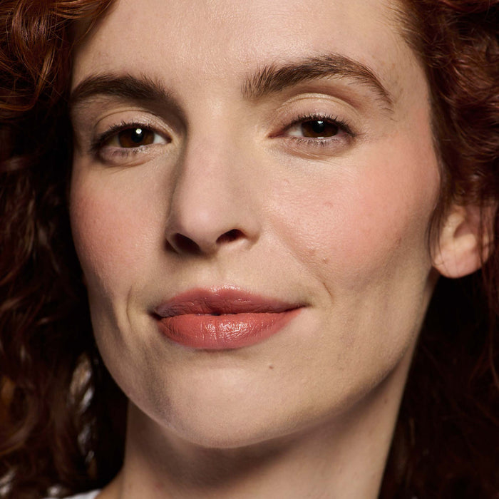 No Makeup Makeup – fair skin model wearing peach 02 Creme Classic Lipstick shade, natural minimal makeup