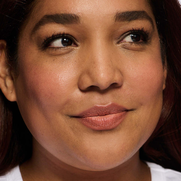 No Makeup Makeup – tan skin model wearing peach 02 Creme Classic Lipstick shade, natural minimal makeup
