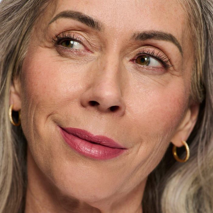 No Makeup Makeup – light skin model wearing plum 01 Creme Classic Lipstick shade, natural minimal makeup