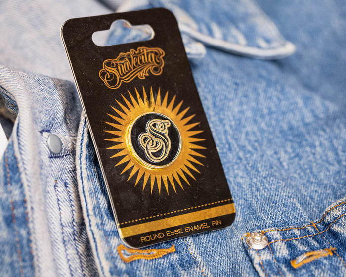 Round Suavecita Esse Enamel Pin - Gold