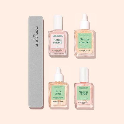 Four dropper bottles from the Manucurist Basic Routine – Ridged Nails set—labeled Active smooth, Sérum complet, Huile verte, and Masque S.O.S.—are arranged alongside a gray manucurist Paris nail file. Ideal for comprehensive nail care, this collection features nourishing formulas such as cuticle oil to help restore and strengthen even the most ridged nails.