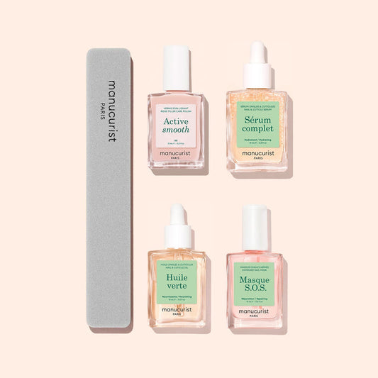Four dropper bottles from the Manucurist Basic Routine – Ridged Nails set—labeled Active smooth, Sérum complet, Huile verte, and Masque S.O.S.—are arranged alongside a gray manucurist Paris nail file. Ideal for comprehensive nail care, this collection features nourishing formulas such as cuticle oil to help restore and strengthen even the most ridged nails.